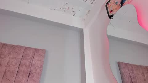 Snapshot of naomisanz_ chatting on 09/25/25, 10:35 Laura online show from 09/25/25, 10:35