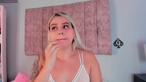 Snapshot of naomisanz_ chatting on 10/17/25, 05:15 Laura online show from 10/17/25, 05:15
