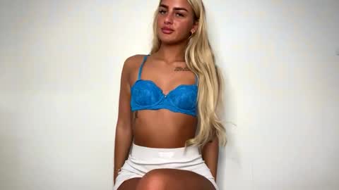 Naomi online show from 10/10/25, 09:41