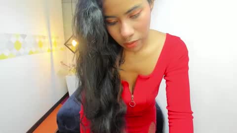 Snapshot of naomy__smith__ chatting on 02/05/25, 12:17 N A O M Y online show from 02/05/25, 12:17