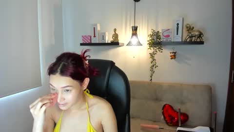 Snapshot of naomy_hot04 chatting on 05/17/26, 08:38 naomy online show from 05/17/26, 08:38