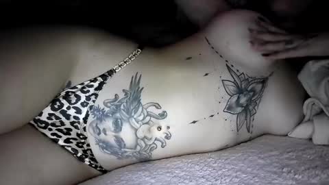 Snapshot of naomyt chatting on 09/28/25, 11:32 ninati online show from 09/28/25, 11:32