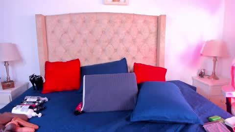 Snapshot of natalia_collinslim chatting on 09/30/25, 04:06 Natalia online show from 09/30/25, 04:06