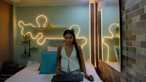 Snapshot of natasha_jurado chatting on 04/21/26, 01:42 N A T A S H A online show from 04/21/26, 01:42