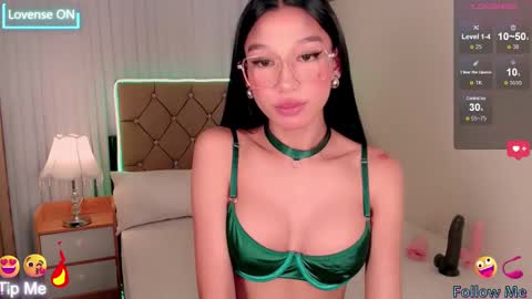 Snapshot of nathalie_hadid chatting on 02/22/25, 09:23 please follow me guyss online show from 02/22/25, 09:23