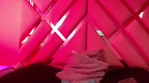 nathaly low online show from 01/12/25, 12:23