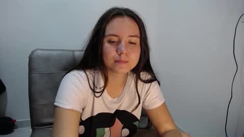 Snapshot of natyscoth chatting on 10/18/25, 03:31      online show from 10/18/25, 03:31