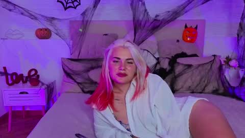 Snapshot of naughty_kittyy1 chatting on 10/27/25, 02:10 Maria online show from 10/27/25, 02:10