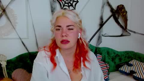 Snapshot of naughty_kittyy1 chatting on 10/29/25, 10:33 Maria online show from 10/29/25, 10:33