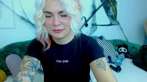 Snapshot of naughty_kittyy1 chatting on 10/30/25, 04:52 Maria online show from 10/30/25, 04:52