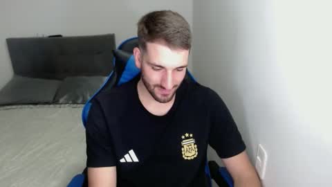 Snapshot of naugthy18boy chatting on 02/05/25, 07:53 Nico online show from 02/05/25, 07:53