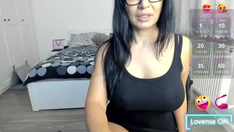 KimBeee online show from 03/08/25, 06:54