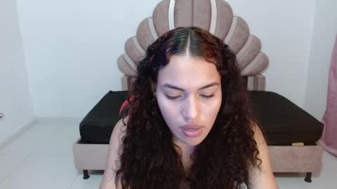 Snapshot of naya_fox1 chatting on 12/21/25, 01:35 naya_fox1 online show from 12/21/25, 01:35