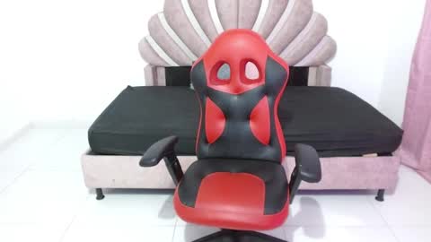 Snapshot of naya_fox1 chatting on 12/23/25, 01:03 naya_fox1 online show from 12/23/25, 01:03