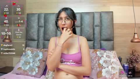 Naye  online show from 09/19/25, 03:56