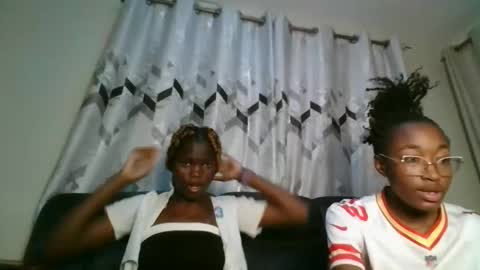 nayela_ online show from 02/22/26, 11:09