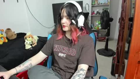 Snapshot of neeko_lol_ chatting on 04/18/26, 07:07 Geek Nicole im Neeko UwU online show from 04/18/26, 07:07