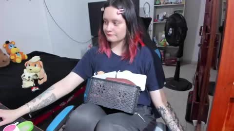 Snapshot of neeko_lol_ chatting on 04/19/26, 12:26 Geek Nicole im Neeko UwU online show from 04/19/26, 12:26