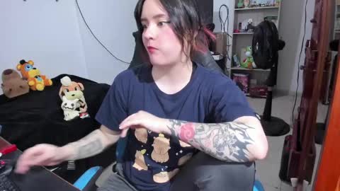 Snapshot of neeko_lol_ chatting on 04/19/26, 06:10 Geek Nicole im Neeko UwU online show from 04/19/26, 06:10
