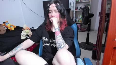 Snapshot of neeko_lol_ chatting on 04/25/26, 04:48 Geek Nicole im Neeko UwU online show from 04/25/26, 04:48