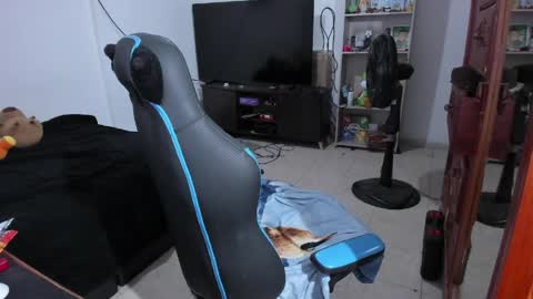 Snapshot of neeko_lol_ chatting on 05/02/26, 11:21 Geek Nicole im Neeko UwU online show from 05/02/26, 11:21