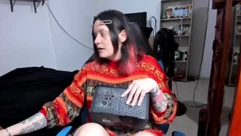 Snapshot of neeko_lol_ chatting on 05/17/26, 04:36 Geek Nicole im Neeko UwU online show from 05/17/26, 04:36