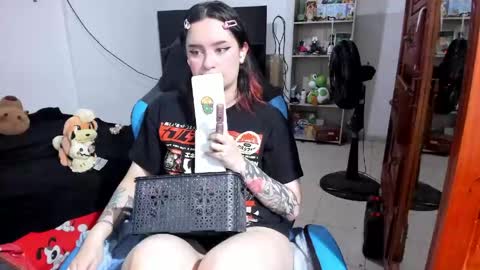 Snapshot of neeko_lol_ chatting on 05/28/26, 10:51 Geek Nicole im Neeko UwU online show from 05/28/26, 10:51