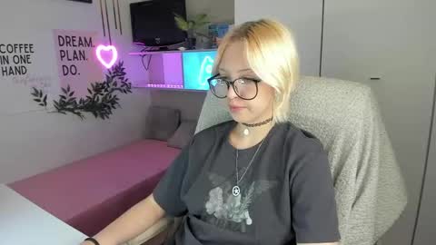 Snapshot of neko_sora chatting on 05/18/26, 08:36 Kate online show from 05/18/26, 08:36
