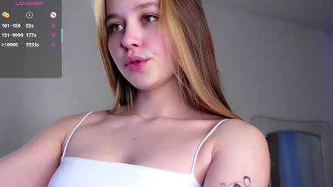 Snapshot of neldaaskins chatting on 02/04/25, 01:56 Lana online show from 02/04/25, 01:56