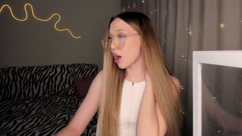 Snapshot of neyrmina chatting on 12/05/24, 12:33 Mina online show from 12/05/24, 12:33