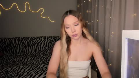 Snapshot of neyrmina chatting on 12/06/24, 12:49 Mina online show from 12/06/24, 12:49