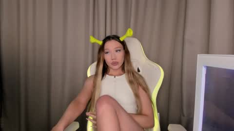 Snapshot of neyrmina chatting on 12/10/24, 01:22 Mina online show from 12/10/24, 01:22