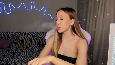 Snapshot of neyrmina chatting on 12/21/24, 10:50 Mina online show from 12/21/24, 10:50