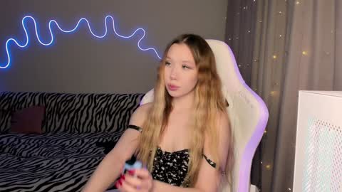 Snapshot of neyrmina chatting on 01/16/25, 01:14 Mina online show from 01/16/25, 01:14