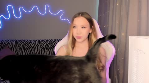 Snapshot of neyrmina chatting on 01/24/25, 10:32 Mina online show from 01/24/25, 10:32