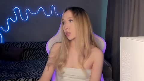 Snapshot of neyrmina chatting on 02/10/25, 12:08 Mina online show from 02/10/25, 12:08