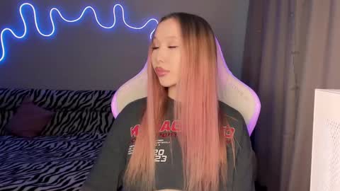 Snapshot of neyrmina chatting on 02/22/25, 01:57 Mina online show from 02/22/25, 01:57