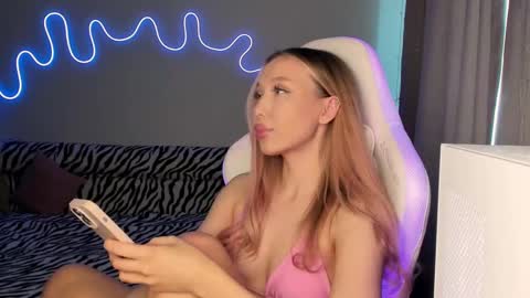 Snapshot of neyrmina chatting on 02/28/25, 10:09 Mina online show from 02/28/25, 10:09