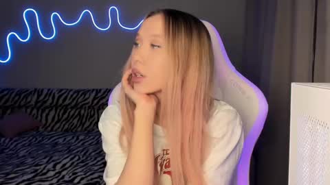 Snapshot of neyrmina chatting on 03/02/25, 03:05 Mina online show from 03/02/25, 03:05