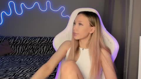 Snapshot of neyrmina chatting on 03/07/25, 03:18 Mina online show from 03/07/25, 03:18