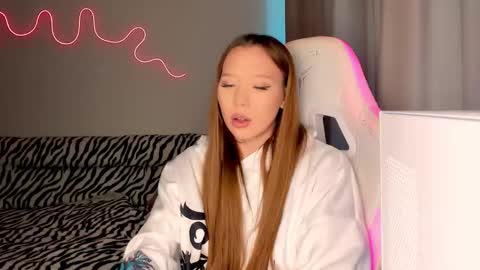 Snapshot of neyrmina chatting on 09/10/25, 01:33 Mina online show from 09/10/25, 01:33