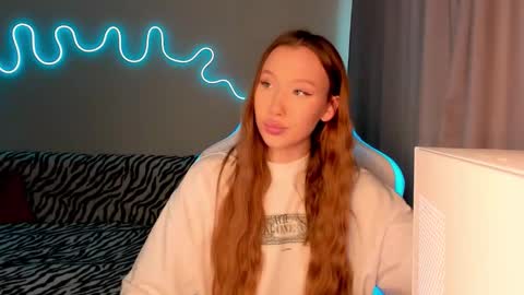 Snapshot of neyrmina chatting on 09/29/25, 12:21 Mina online show from 09/29/25, 12:21