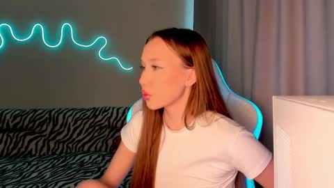 Snapshot of neyrmina chatting on 10/01/25, 11:27 Mina online show from 10/01/25, 11:27