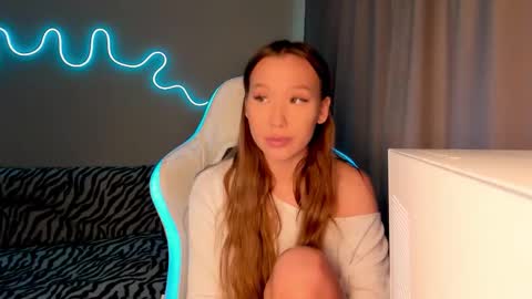 Snapshot of neyrmina chatting on 10/03/25, 01:30 Mina online show from 10/03/25, 01:30