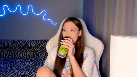 Snapshot of neyrmina chatting on 10/27/25, 12:53 Mina online show from 10/27/25, 12:53