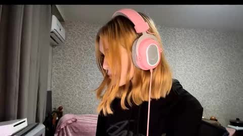 Eva Arts online show from 11/25/25, 01:22