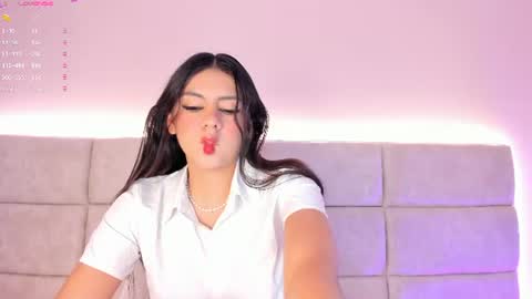 Snapshot of nia20_ chatting on 06/17/26, 12:40 Nia online show from 06/17/26, 12:40