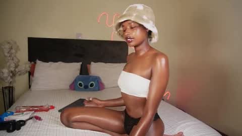 kikiNiaAria online show from 12/23/24, 08:44