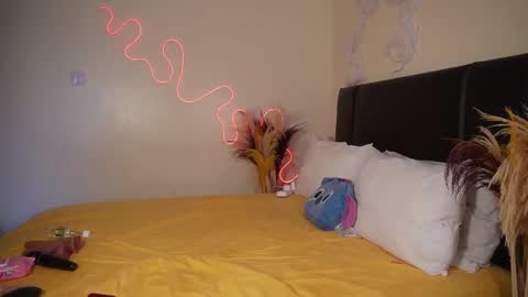 kikiNiaAria online show from 01/19/25, 09:33