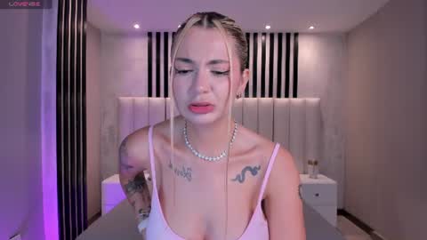Snapshot of niaholland chatting on 06/27/26, 06:24 SQUIRTER DOLL online show from 06/27/26, 06:24